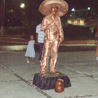 A living statue in Cozumel's Plaza Central