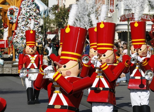 disneyland-holiday-parade-2011